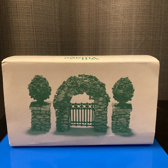 Dept 56 Stone Corner Posts with Holly Tree And Stone Archway - Picture 10 of 11